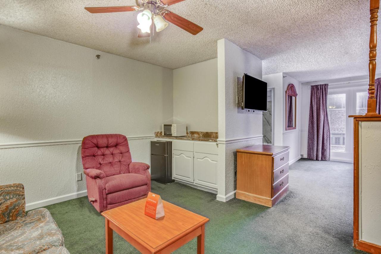 Oyo Townhouse Woodland Hills Tulsa