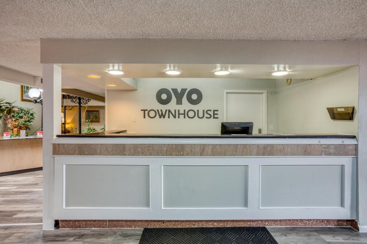 Hotel Oyo Townhouse Woodland Hills