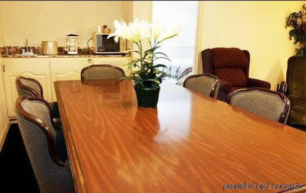 Oyo Townhouse Woodland Hills 2*